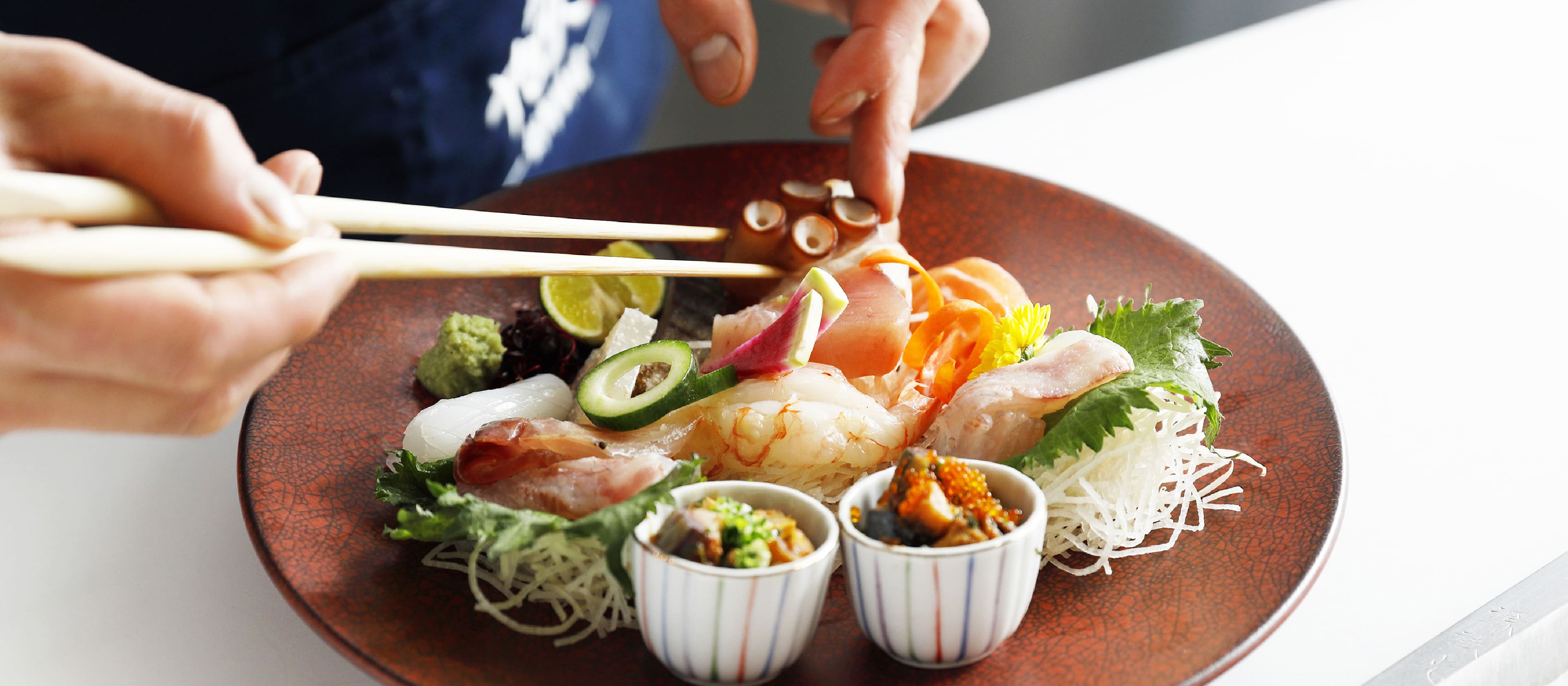 画像:お造り定食 盛り付け中